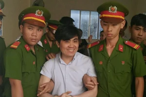 Bị cáo tố bị dụ nhận tội, thề có mặt đèn làm chứng