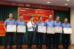 VKS TP nhận cờ thi đua dẫn đầu khối ngành kiểm sát