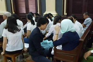 Tòa rối vì nữ bị cáo lại ẵm con mới sinh vào phòng xử