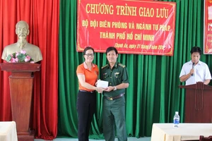 Sở Tư pháp TP.HCM thăm, tặng quà xã đảo Thạnh An