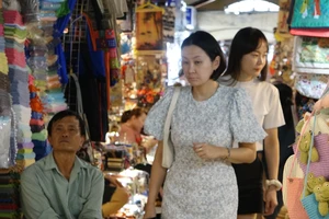 Tiktoker về hỗ trợ livetream bán hàng cho tiểu thương chợ Bến Thành