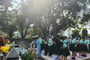 Học sinh học lịch sử tại lăng Tả quân Lê Văn Duyệt