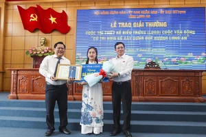 Trao giải cuộc thi thiết kế Logo Cử tri hiến kế xây dựng quê hương Long An