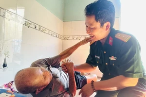 Bác sĩ Bệnh viện Quân y 175 đến tận nhà khám bệnh, tặng quà người nghèo