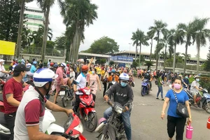 Giờ tan tầm của công nhân tại Công ty PouYuen (quận Bình Tân, TP.HCM). Ảnh: VÕ THƠ