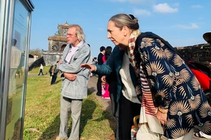 Bà Andrea Teufel tham gia các hoạt động về bảo tồn di tích ở Huế. Ảnh: NGUYỄN DO