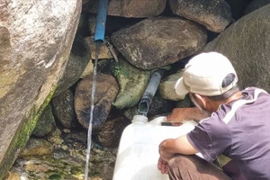 Dòng nước suối từ hốc đá chảy mãi không ngừng giúp buôn làng 'giải khát'