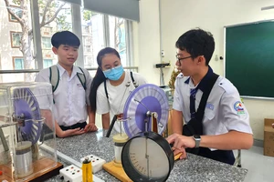 Học sinh lớp 9 tham quan, tìm hiểu tại Trường THPT Bùi Thị Xuân, quận 1 vào sáng 17-3. Ảnh: NGUYỄN QUYÊN