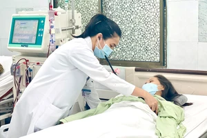 BS Vũ Thị Minh Hoa đang khám cho một bệnh nhân trẻ chạy thận định kỳ tại BV Nguyễn Tri Phương. Ảnh: THẢO PHƯƠNG