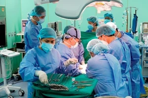Các y, bác sĩ đang thực hiện một ca ghép tạng tại BV Nhi đồng 2, TP.HCM. Ảnh: BVCC