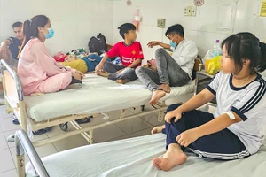 Học sinh Trường THCS Trần Hưng Đạo, TP Nha Trang bị ngộ độc thực phẩm, đang được cấp cứu tại BV đa khoa tỉnh Khánh Hòa. Ảnh: XUÂN HOÁT