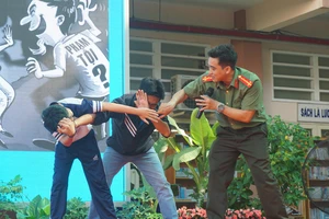 Công an TP.HCM hướng dẫn học sinh chiêu thoát khỏi 'yêu râu xanh'