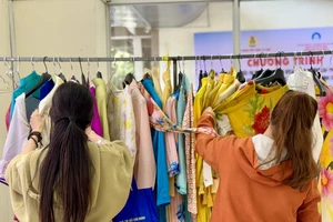 Trao tặng 2.000 chiếc áo dài đến các chị em công nhân