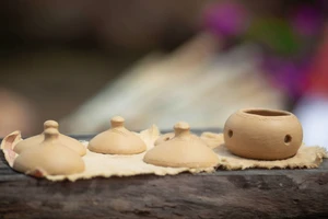 Học sinh TP.HCM thích thú trải nghiệm nghề làm gốm của người Chu ru