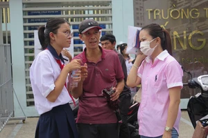 Phụ huynh, học sinh toát mồ hôi đăng ký tổ hợp môn lớp 10