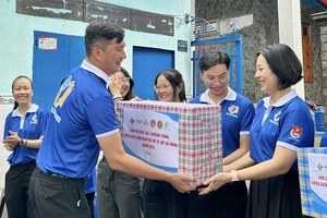 Hơn 1.000 sinh viên làm gia sư miễn phí cho con em công nhân 