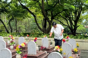 Người làm ấm áp các nghĩa trang liệt sĩ