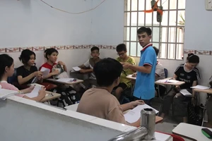 Ban ngày làm công nhân, tối về dạy học miễn phí cho trẻ em nghèo