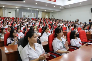 Trao 240 suất học bổng cho ‘Nữ sinh hiếu học vượt khó'