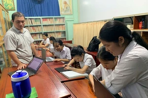 Nghị lực phi thường của thầy giáo khiếm thị dạy Toán