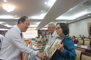 Xúc động cuộc gặp gỡ nhà giáo đi B, nhà giáo nội đô