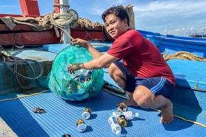 Ngư dân đưa rác về bờ: Chung tay làm sạch biển