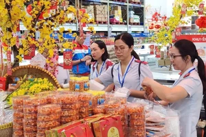 Đoàn kiểm tra chất lượng an toàn thực phẩm dịp Tết tại Công ty TNHH MM Mega Market (TP Thủ Đức) vào ngày 20-1. Ảnh: THẢO PHƯƠNG