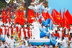 Ca sĩ Võ Hạ Trâm và ca sĩ Đông Hùng thể hiện ca khúc Viết tiếp câu chuyện hòa bình trong ngày đại lễ 30-4 tại TP.HCM. (Ảnh do nhân vật cung cấp.) 