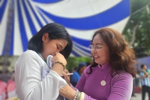 Món quà đặc biệt tại lễ tri ân và trưởng thành ở Trường THPT Hùng Vương 