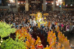 TP.HCM: Hàng nghìn người tham gia lễ rước kiệu, thỉnh tôn tượng Đức Phật đản sinh