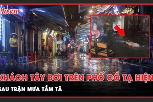 Sau trận mưa tầm tã tại Hà Nội, khách Tây bơi trên phố cổ Tạ Hiện