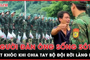 Người đàn ông mất cả gia đình sau thảm họa thôn Làng Nủ bật khóc khi chia tay bộ đội 