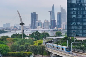 Ngắm hành trình đoàn tàu metro số 1 trên cao trong ngày khai trương