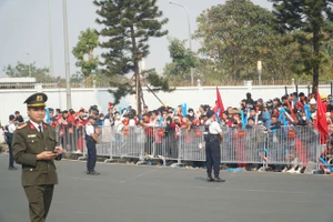 Rất đông người hâm mộ chờ đón những 'người hùng' đội tuyển bóng đá Việt Nam trở về