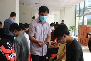 ĐHQG TP.HCM trao hơn 500 phần quà cho sinh viên quê miền Trung