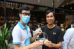 Đổi sen đá lấy sách tặng trẻ em vùng lũ miền Trung 