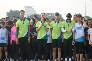 Hoa hậu Tường Vi dự lễ đón tân sinh viên