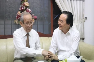 Bộ trưởng Phùng Xuân Nhạ thăm nguyên Bộ trưởng Trần Hồng Quân