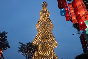 Cây thông Noel độc đáo làm từ 2340 chiếc nón lá