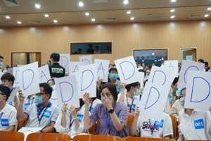 Sinh viên ĐH Y dược TP.HCM tham gia tìm hiểu về sức khỏe sinh sản trước khi kết hôn. Ảnh: THẢO KIM