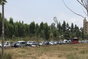 Tắc đường tại làng Đại học: Cảnh hiếm thấy, mỗi năm có một lần