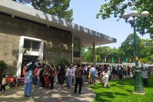 Đường phố vắng, người dân TP.HCM thăm Dinh Độc lập ngày 30-4