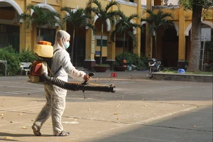 Trường khử khuẩn 2 tuần một lần để học sinh 12 quay lại lớp 