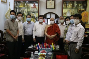 Chủ tịch UBND TP.HCM thăm chức sắc, chức việc Phật giáo 