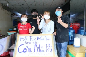 Hàng quán chung tay sẻ chia suất cơm miễn phí