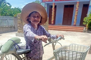 Giữa trưa nắng, cụ bà 76 tuổi chở trái bí để 'gửi chút tấm lòng' vô Nam 