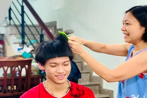 Mùa dịch COVID-19, các bà vợ thành thợ cắt tóc bất đắc dĩ