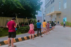 Vợ chồng cùng mở cửa hàng rau 0 đồng cho bà con trong chung cư