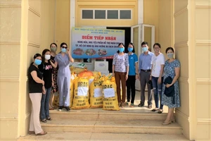 Quảng Ngãi: Giáo viên trường THPT Trần Kỳ Phong gói lương thực gửi vào miền Nam