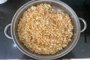 Món 'cớm rang' tưới cùng nước mắm đường, ớt cho ngày giãn cách